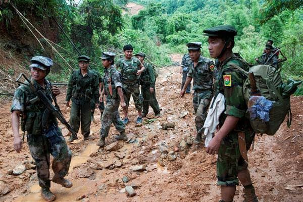 (KIA တပ်မှ ရဲဘော်များ ရှေ့တန်းတစ်နေရာ၌ တွေလရစဉ်)