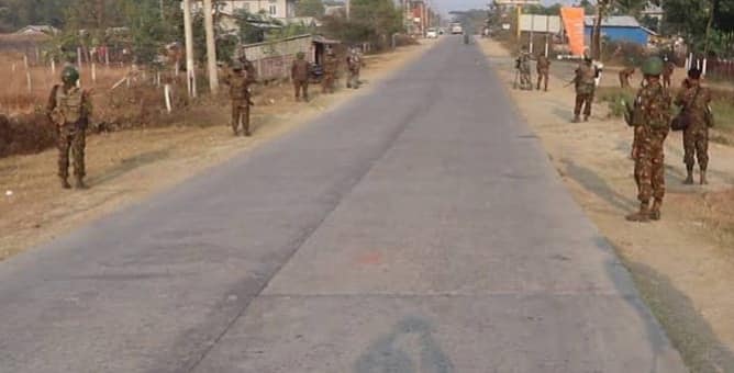(ရခိုင်ပြည်နယ်တစ်​နေရာတွင် စစ်​ကောင်စီတပ်သားများကို ယခုနှစ်အတွင်း​တွေရစဥ်။ဓာတ်ပုံ-Narinjara news)