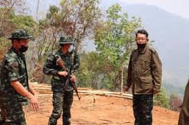 (NUG ကာကွယ်ရေးဝန်ကြီးနှင့် စစ်ကောင်စီတပ် ထံမှ သိမ်းဆည်းရမိသော လက်နက်ခဲယမ်းများကို တွေ့ရစဉ်၊ ဓာတ်ပုံ - ကော်ဘရာစစ်ကြောင်း၊ ၊KNDF)