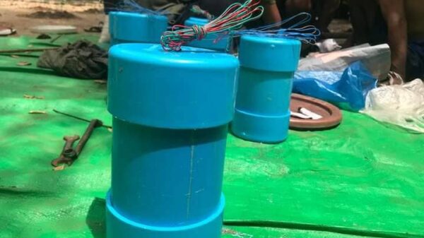(ကြေးနီတင်ယာဥ်များအား တိုက်ခိုက်ခဲ့သော မိုင်းများအား တွေ့ရစဥ်။ ဓာတ်ပုံ-BDF)