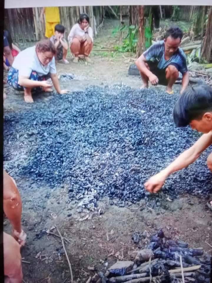 မြစ်ကြီးနားတွင်စစ်ကောင်စီတပ်က မီးရှိုသတ်ဖြတ်ခံရသောပြည်သူ၏ မိသားစုဝင်များကမီးကြွင်းရုပ်အလောင်းမှ အရိုးပြာများကောက်ယူနေကြစဥ်။ ဓါတ်ပုံ-CJ