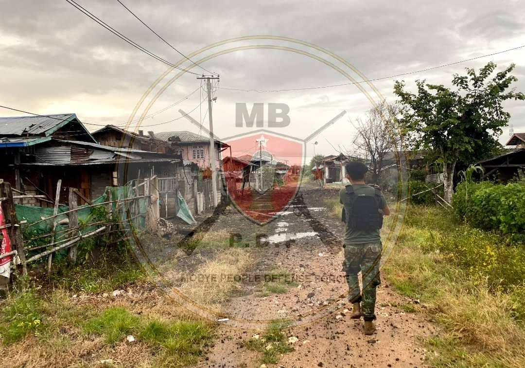 (မိုးဗြဲပြည်သူ့ကာကွယ်ရေးတပ် (MBPDF)မှ ရဲဘော်များအားတွေ့ရစဥ်)