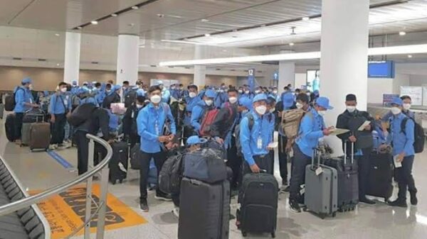 (ကိုရီးယား​သို့ အလုပ်သွားရောက်လုပ်ကိုင်​​​သောမြန်မာများကို​လေဆိပ်တွင်​တွေ့ရစဥ် ။ ဓါတ်ပုံ- GNLOM)
