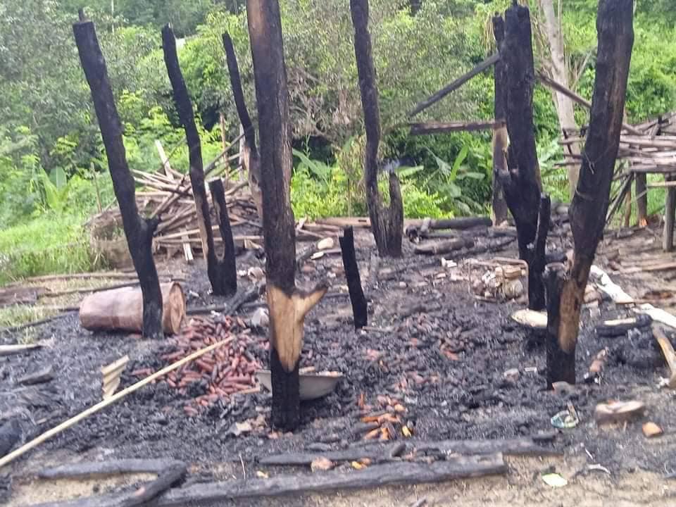 မီးရှို့ဖျက်ဆီးခံခဲ့ရသော TYF စခန်းခွဲတစ်ခုအားတွေ့ရစဉ်၊ ဓာတ်ပုံ - TYF
