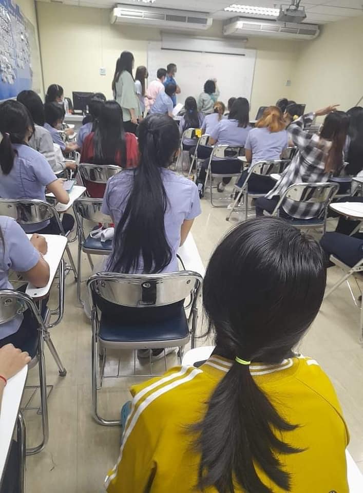 (အလုပ်မှ ထုတ်ပယ်ခံရသည့် မြန်မာလုပ်သားတွေအပါအဝင် စက်ရုံလုပ်သားတွေကို တွေ့ရစဥ်၊ဓာတ်ပုံ - Ye Min/FB)