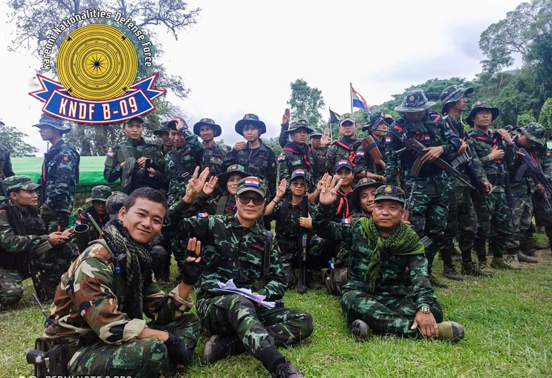 (ကရင်နီပြည်နယ်တွင် စစ်ကောင်စီတပ်ကို ခုခံတိုက်ခိုက်နေသော တော်လှန်ရးတပ်ဖွဲ့များထဲမှ KA ၊ KNDF ၊PDF တပ်ရင်းအချို့ ကိုတွေ့ရစဥ်။ဓါတ်ပုံ-KA၊KNDF ၊PDF)