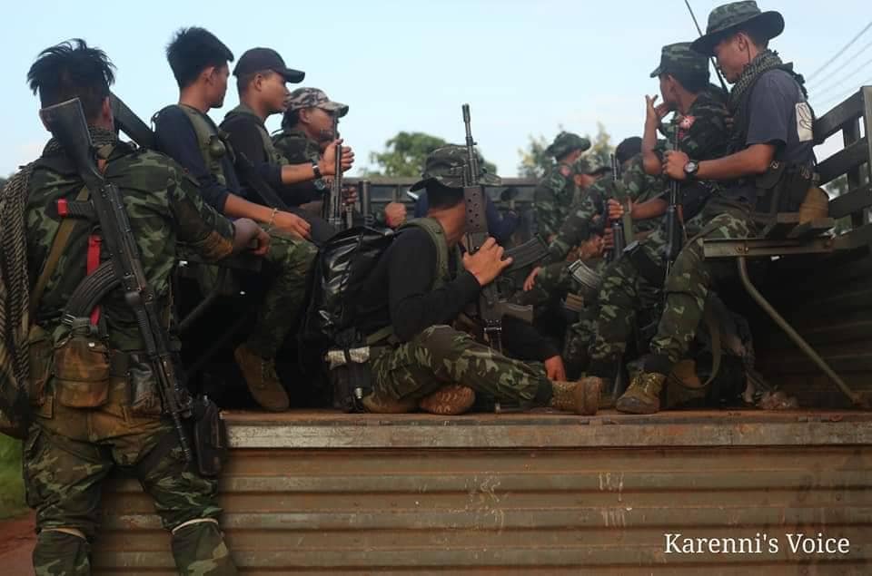 (သိမ်းဆည်းရမိသောလက်နက်ခဲယမ်းများနှင့် ဒေသခံကာကွယ်ရေးတပ်ဖွဲ့ဝင်အချို့ ။ ။ဓါတ်ပုံ-MBRF, Karenni Vouce ,CJ)