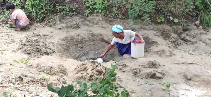 (ထွက်ပြေးတိမ်းရှောင်လာသည့်မီးနေသည်နှင့်ပြည်သူများ။ ဓာတ်ပုံ-ခင်ဦးမြို့နယ်သတင်းမှန်ပြန်ကြားရေး)