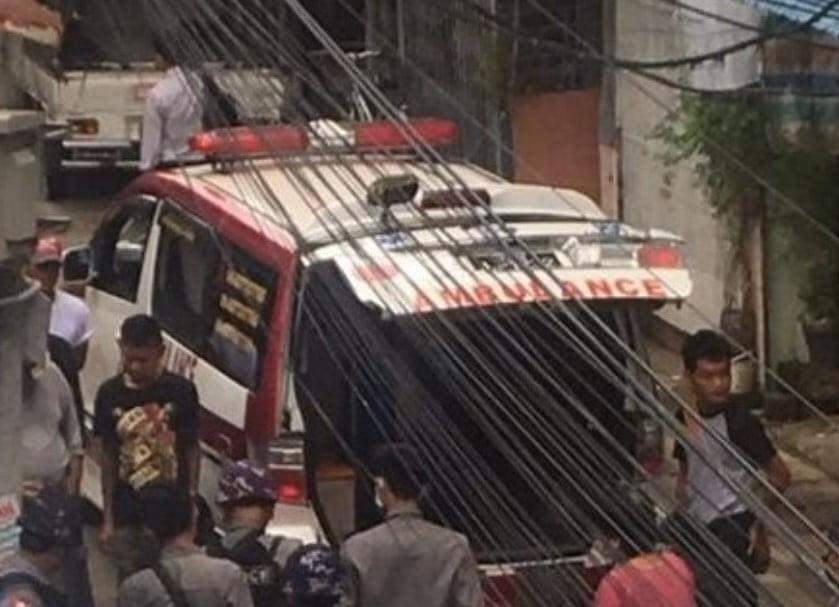 (ယမန်နှစ်က လှိုင်မြို့နယ် (၁၃)ရပ်ကွက်မှ စစ်ကောင်စီသတင်းပေးဆိုသူ ကျော်အေး သတ်ခံရပြီးနောက် လူနာတင်ယာဥ်ဖြင့် လာရောက်သယ်ဆောင်နေစဥ်၊ ဓာတ်ပုံ - CJ၊ ပုံအဟောင်းကို အသုံးပြုထားပါသည်)