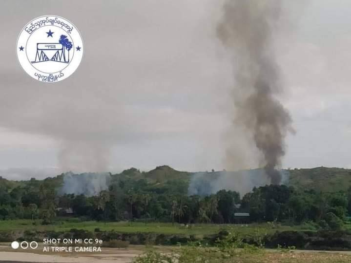 (မီးရှို့ဖျက်ဆီးခံခဲ့ရသည့် ဂဝံလေးတိုင်ကျေးရွာနှင့် မြစ်ဖျားကျေးရွာများအား အဝေးမှမြင်ရစဥ်။ဓာတ်ပုံ-ပခုက္ကူမြို့နယ်ပြည်သူ့အုပ်ချုပ်ရေးအဖွဲ့)
