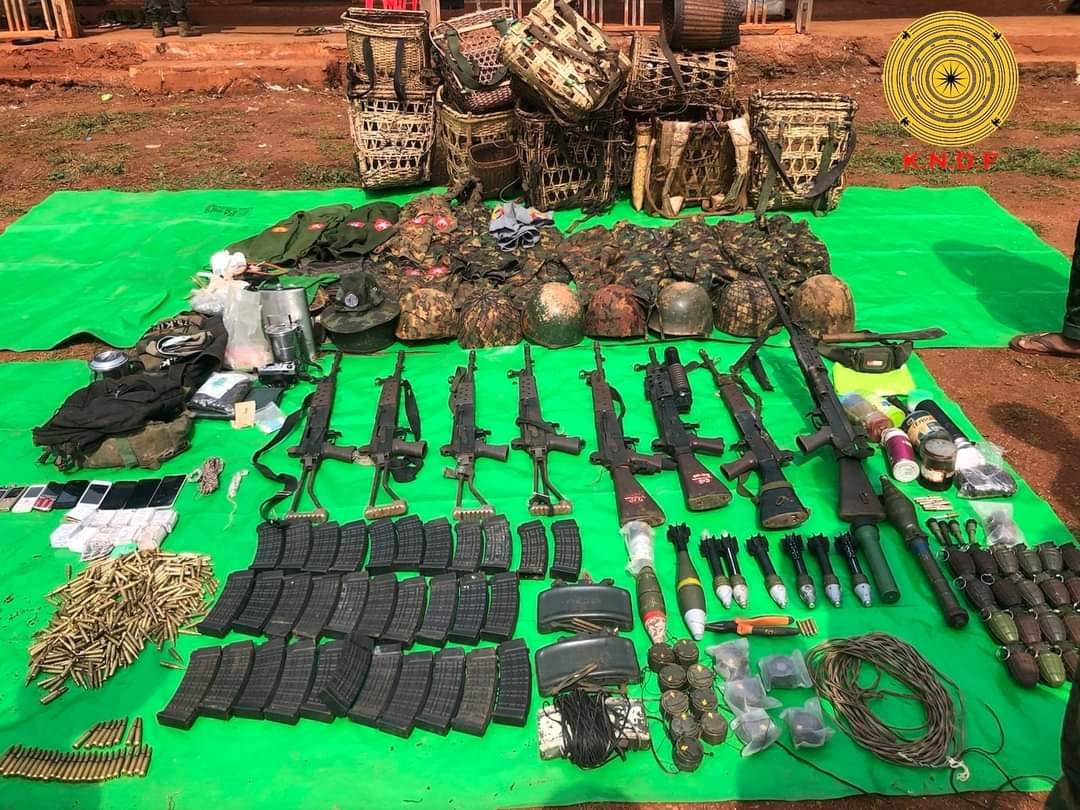 (စစ်​ကောင်စီတပ်ထံမှ ကရင်နီ​ဒေသကာကွယ်​ရေးတပ်များသိမ်းဆည်းရမိ​သောလက်နက်ခဲယမ်းများ ၊စစ်သုံ့ပန်းများ၊CDMစစ်သားများနှင့် KNDFတပ်ဖွဲ့ဝင်များ။ဓါတ်ပုံ-KNDF)