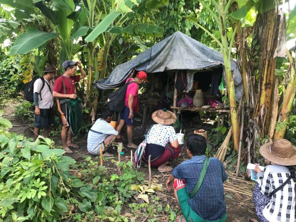 (ကျောက်ကြီးမြို့နယ်ရှိ စစ်ဘေးရှောင်များအား ဆေးကုသမှုပေးနေစဉ်၊ဓာတ်ပုံ - KNU)