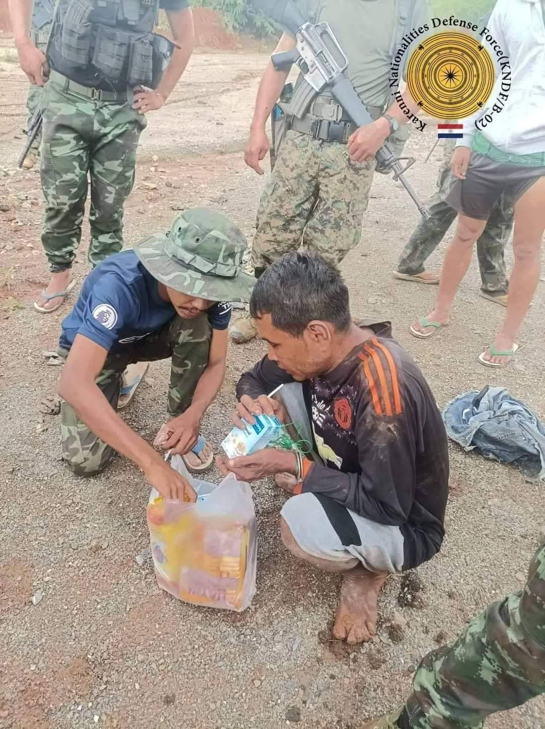 (စစ်ကောင်စီတပ်ထံမှ ကရင်နီဒေသကာကွယ်ရေးတပ်များသိမ်းဆည်းရမိသောလက်နက်ခဲယမ်းများ ၊စစ်သုံ့ပန်းများ၊CDMစစ်သားများနှင့် KNDFတပ်ဖွဲ့ဝင်များ။ဓါတ်ပုံ-KNDF)