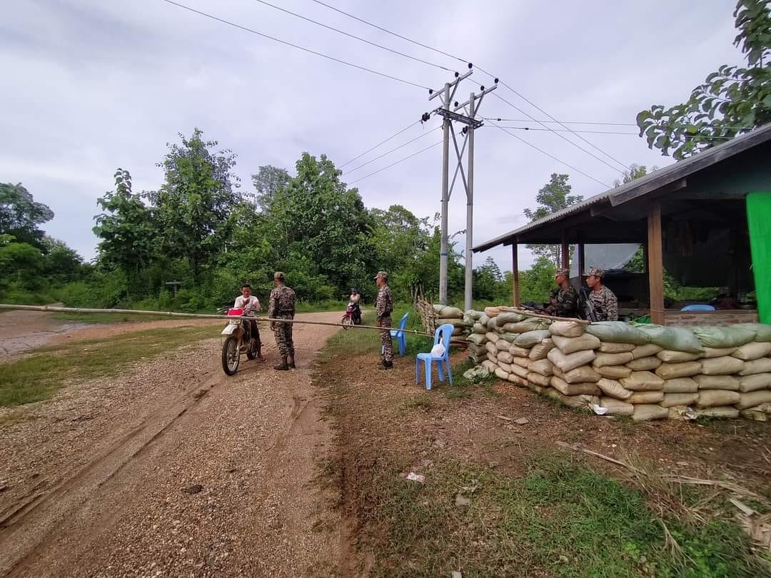 (YDFထီးလင်း၏ လုံခြုံရေးဂိတ်ကိုတွေ့ရစဥ်။ ဓါတ်ပုံ-YDF-ထီးလင်း)