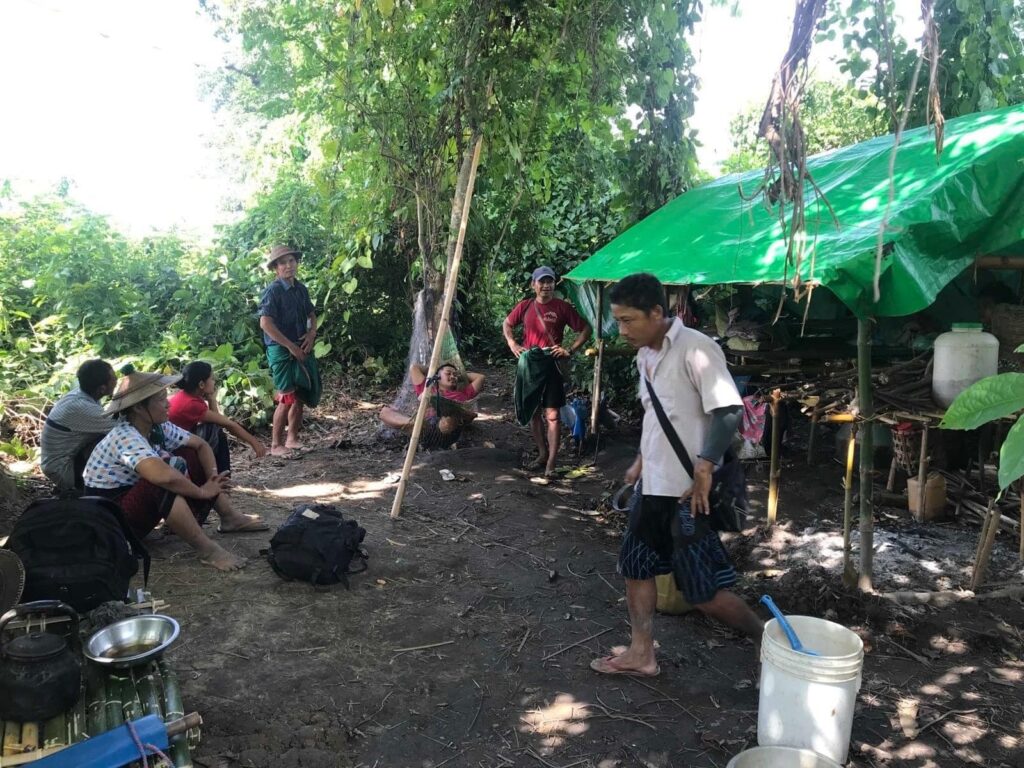(ကျောက်ကြီးမြို့နယ်ရှိ စစ်ဘေးရှောင်များအား ဆေးကုသမှုပေးနေစဉ်၊ဓာတ်ပုံ - KNU)