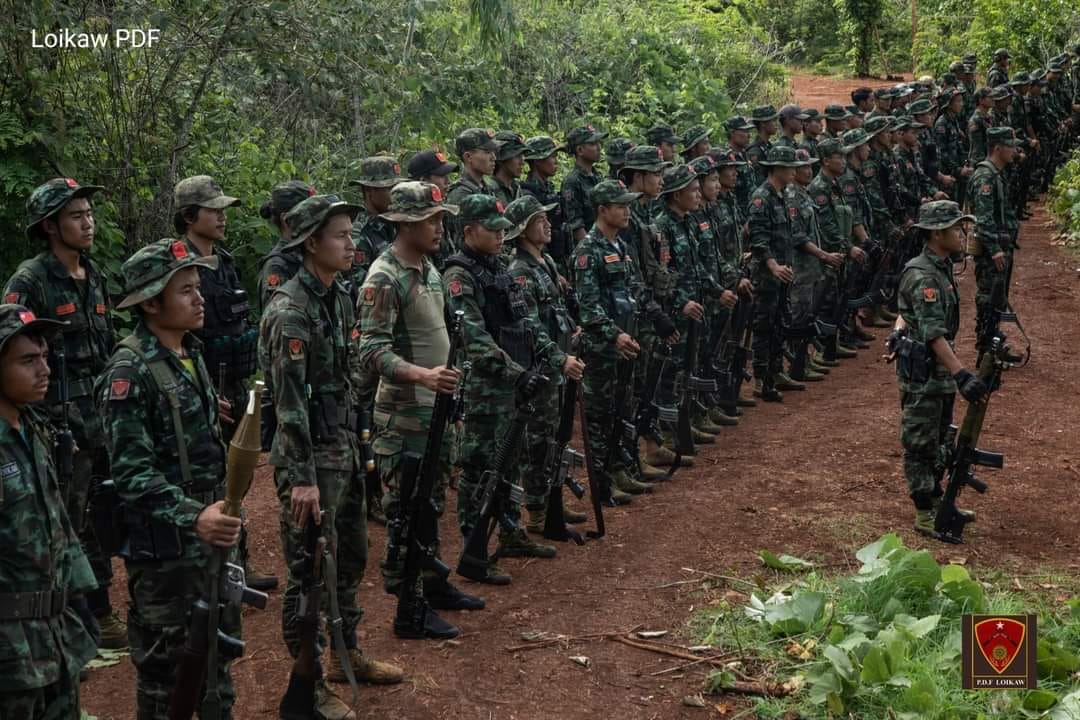 (ကရင်နီပြည်နယ်တွင် စစ်ကောင်စီတပ်ကို ခုခံတိုက်ခိုက်နေသော တော်လှန်ရးတပ်ဖွဲ့များထဲမှ KA ၊ KNDF ၊PDF တပ်ရင်းအချို့ ကိုတွေ့ရစဥ်။ဓါတ်ပုံ-KA၊KNDF ၊PDF)