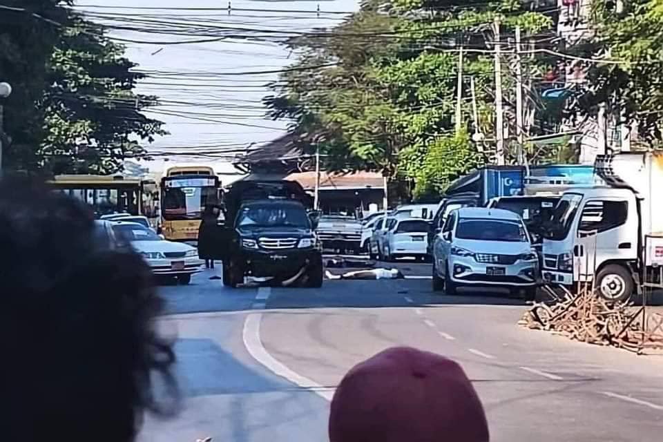 (ယမန်နှစ်က ကြည့်မြင်တိုင်မြို့နယ် ပန်းပင်ကြီးလမ်း၌ စစ်ကောင်စီက လူငယ်များအား ကားဖြင့်တိုက် အကြမ်းဖက် ဖမ်းဆီးခဲ့စဥ် ၊ပုံအဟောင်း အသုံးပြုထားသည်)