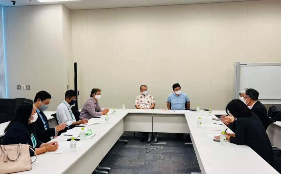 (NUG အစိုးရ ဂျပန်နိုင်ငံကိုယ်စားလှယ်ရုံးတာဝန်ရှိသူများနှင့် ဂျပန်နိုင်ငံဆိုင်ရာတာဝန်ရှိသူများ တွေ့ဆုံညှိနှိုင်းခဲ့စဥ်၊ဓာတ်ပုံ - ဂျပန်နိုင်ငံဆိုင်ရာ ကိုယ်စားလှယ်ရုံး)
