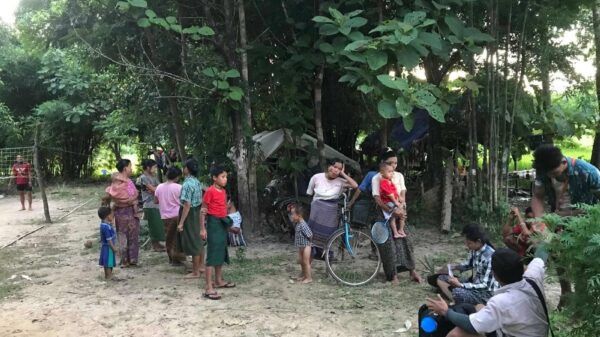 (ကျောက်ကြီးမြို့နယ်ရှိ စစ်ဘေးရှောင်များအား ဆေးကုသမှုပေးနေစဉ်၊ဓာတ်ပုံ - KNU)