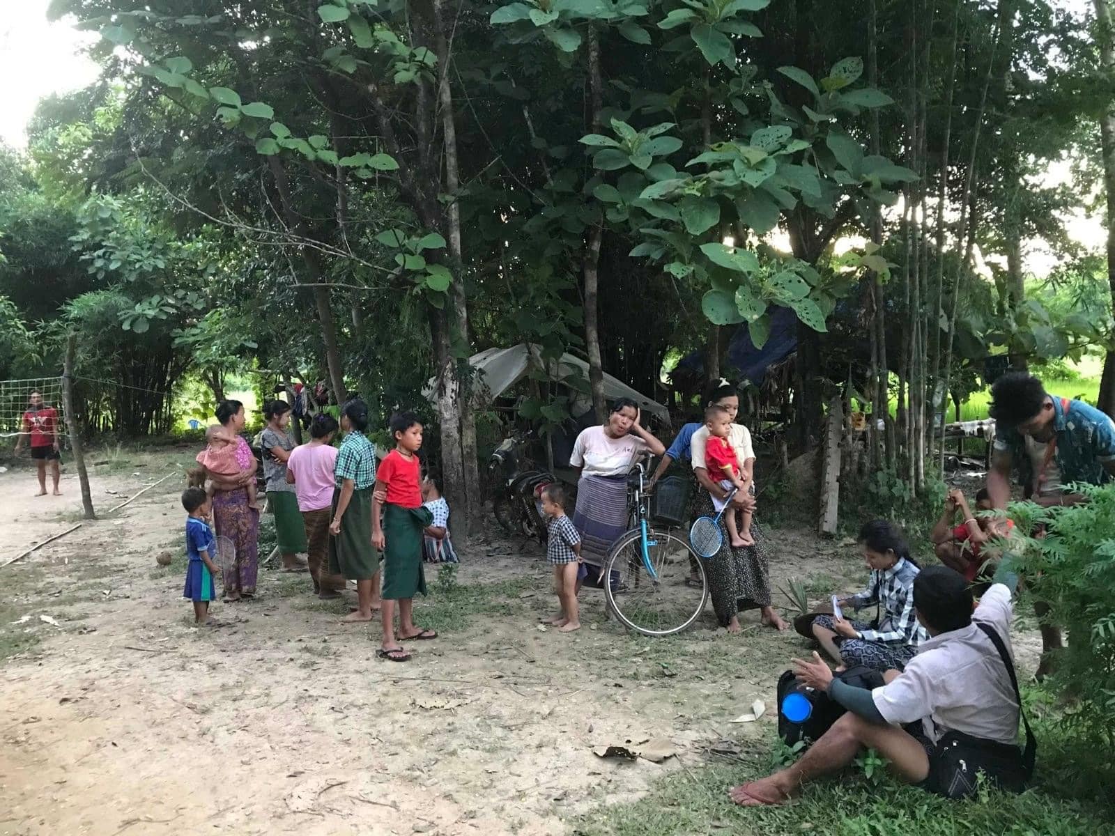 (ကျောက်ကြီးမြို့နယ်ရှိ စစ်ဘေးရှောင်များအား ဆေးကုသမှုပေးနေစဉ်၊ဓာတ်ပုံ - KNU)