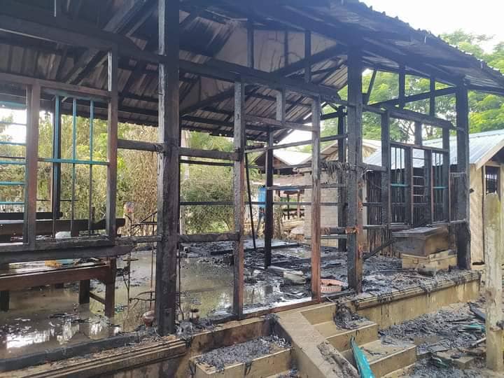 (အင်းပတ်ကျေးရွာအား စစ်ကောင်စီတပ်က ဝင်ရောက်ဖျက်ဆီးမီးရှို့သွားပြီးနောက် တွေ့ရစဥ်၊ဓာတ်ပုံ-ခင်ဦးမြို့နယ်သတင်းမှန်ပြန်ကြားရေး)