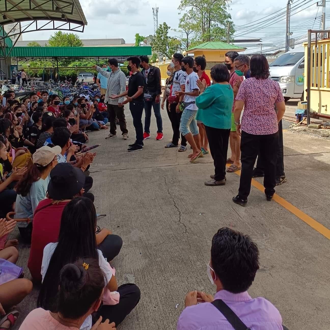 အလုပ်ထုတ်ခံရသော မြန်မာလုပ်သားများအား AAC နှင့် ထိုင်းအာဏာပိုင်များက တွေ့ဆုံစစ်ဆေးနေစဥ်၊ ဓာတ်ပုံ- Ye Min/FB