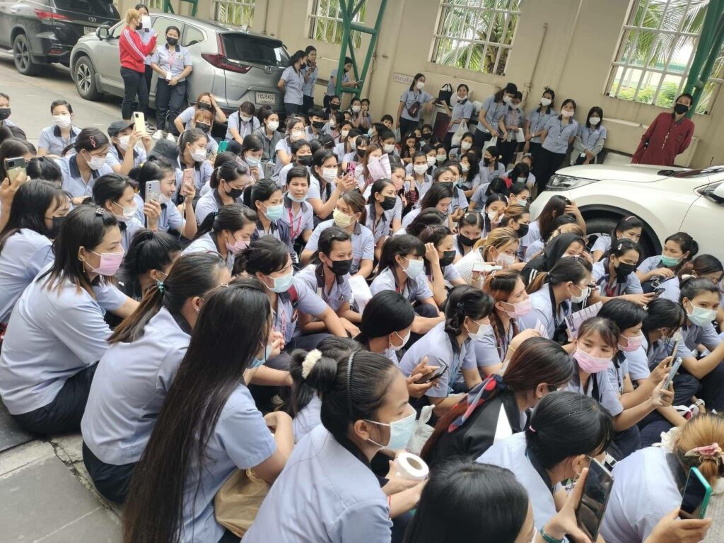 (အလုပ်မှ ထုတ်ပယ်ခံရသည့် မြန်မာလုပ်သားတွေအပါအဝင် စက်ရုံလုပ်သားတွေကို တွေ့ရစဥ်၊ဓာတ်ပုံ - ပေးပို့)
