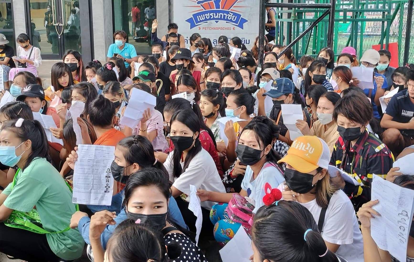 အလုပ်ထုတ်ခံရသော မြန်မာလုပ်သားများအား AAC နှင့် ထိုင်းအာဏာပိုင်များက တွေ့ဆုံစစ်ဆေးနေစဥ်၊ ဓာတ်ပုံ- Ye Min/FB
