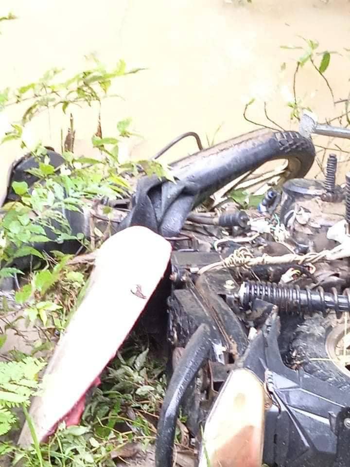 မီးရှို့ဖျက်ဆီးခံခဲ့ရသော TYF စခန်းခွဲတစ်ခုအားတွေ့ရစဉ်၊ ဓာတ်ပုံ - TYF