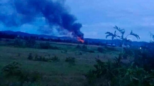ယနေ့ ညနေပိုင်းတွင် လွိုင်ကော်မြို့အပြင် စက်မှုဇုန်ကို အကြမ်းဖက်စစ်ကောင်စီက မီးရှို့နေစဉ်၊ ဓာတ်ပုံ - JFK