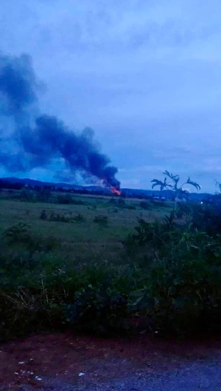ယနေ့ ညနေပိုင်းတွင် လွိုင်ကော်မြို့အပြင် စက်မှုဇုန်ကို အကြမ်းဖက်စစ်ကောင်စီက မီးရှို့နေစဉ်၊ ဓာတ်ပုံ - JFK