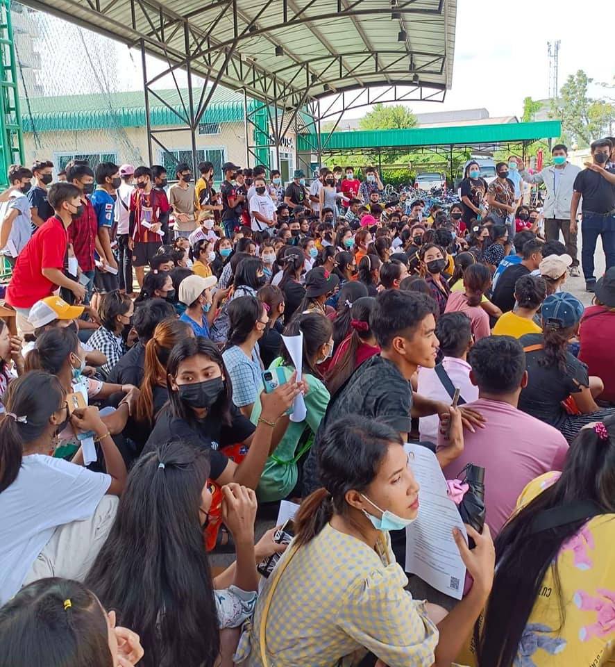 အလုပ်ထုတ်ခံရသော မြန်မာလုပ်သားများအား AAC နှင့် ထိုင်းအာဏာပိုင်များက တွေ့ဆုံစစ်ဆေးနေစဥ်၊ ဓာတ်ပုံ- Ye Min/FB
