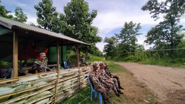(YDFထီးလင်း၏ လုံခြုံ​ရေးဂိတ်ကို​တွေ့ရစဥ်။ ဓါတ်ပုံ-YDF-ထီးလင်း)