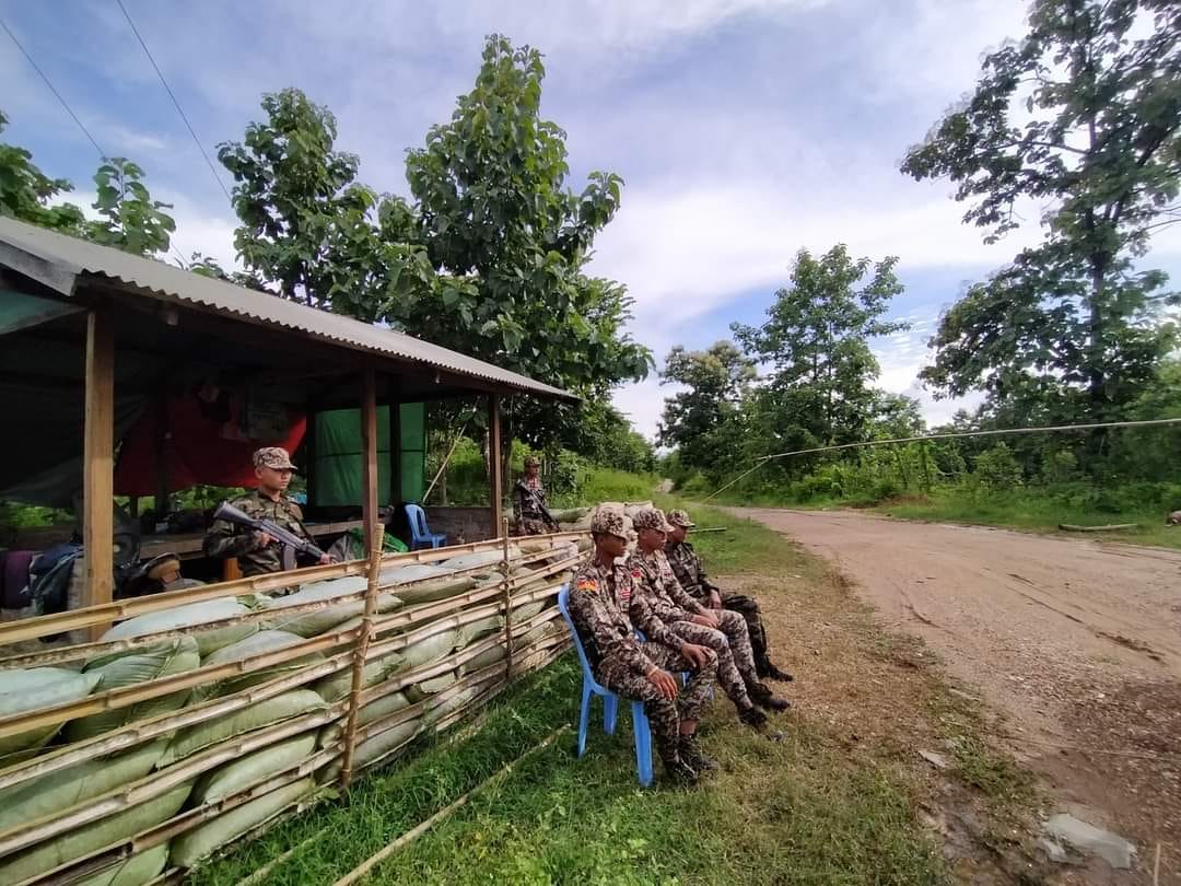 (YDFထီးလင်း၏ လုံခြုံ​ရေးဂိတ်ကို​တွေ့ရစဥ်။ ဓါတ်ပုံ-YDF-ထီးလင်း)