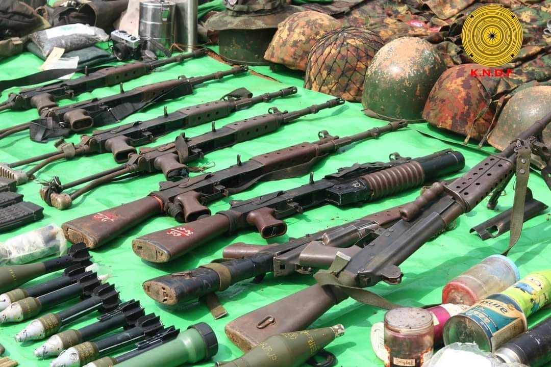 (စစ်ကောင်စီတပ်ထံမှ ကရင်နီဒေသကာကွယ်ရေးတပ်များသိမ်းဆည်းရမိသောလက်နက်ခဲယမ်းများ ၊စစ်သုံ့ပန်းများ၊CDMစစ်သားများနှင့် KNDFတပ်ဖွဲ့ဝင်များ။ဓါတ်ပုံ-KNDF)