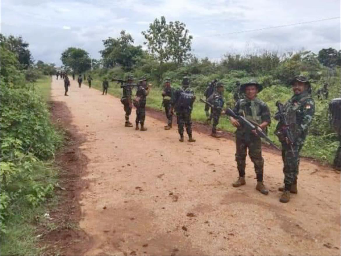 (ကရင်နီတပ်မတော်သားများအား ရှေ့တန်းတစ်နေရာ၌ တွေ့ရစဉ်)