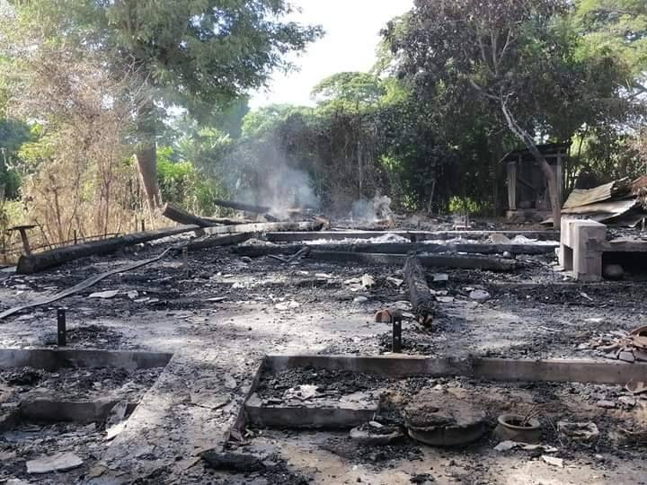(မီးရှို့ဖျက်ဆီးခံရသော နေအိမ်များအား တွေ့ရစဥ်။ဓာတ်ပုံ - မုံရွာ - အမြင့်လမ်းသတင်းမှန်ပြန်ကြားရေး)