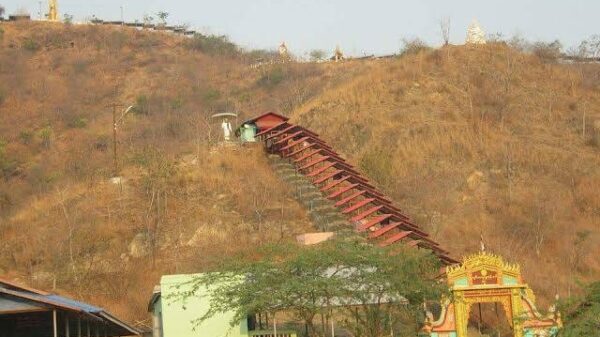 (နန်းမြင့်တောင်အား တွေ့ရစဥ်။ ။ဓါတ်ပုံ-CJ)