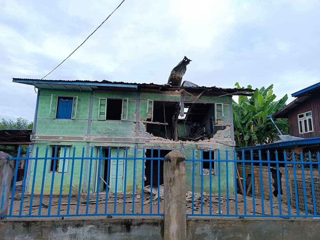 ထိခိုက်ပျက်စီးနေသော နေအိမ်များအား တွေ့ရစဉ်၊ ဓာတ်ပုံ - PKPF