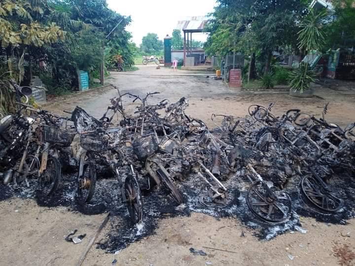 အောင်သာရွာဘုန်းကြီးကျောင်းအတွင်း စစ်တပ်က မီးရှို့ဖျက်ဆီးသွားပြီးနောက် တွေ့ရစဥ်။ ဓာတ်ပုံ-ဘုတလင်မြို့နယ် သတင်းမှန်ပြန်ကြားရေး