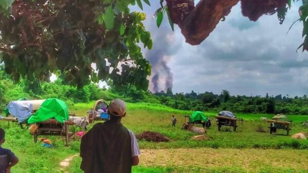 (စစ်အုပ်စုက ငှက်ပျောတောရွာအား မီးရှို့ဖျက်ဆီးနေစဥ်၊ ဓာတ်ပုံ - CJ)