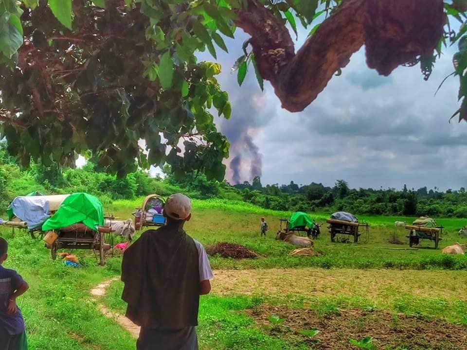 (စစ်အုပ်စုက ငှက်ပျောတောရွာအား မီးရှို့ဖျက်ဆီးနေစဥ်၊ ဓာတ်ပုံ - CJ)