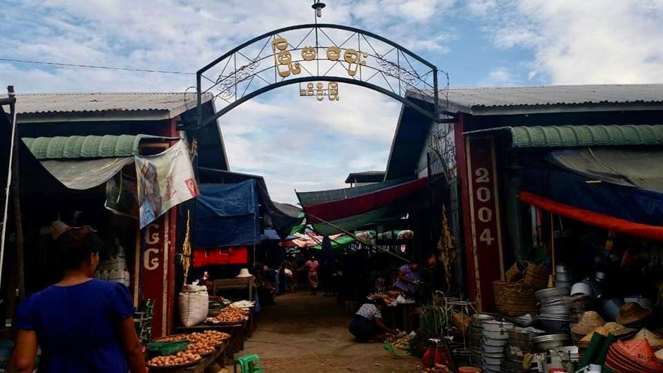 ခင်ဦးမြို့တွင် ဆန္ဒပြပြည်သူများအား ဆဲဆိုဖူးသည့် ရဲကတော်တစ်ဦး စျေးဝယ်ထွက်ချိန် ရှင်းလင်းခံရ