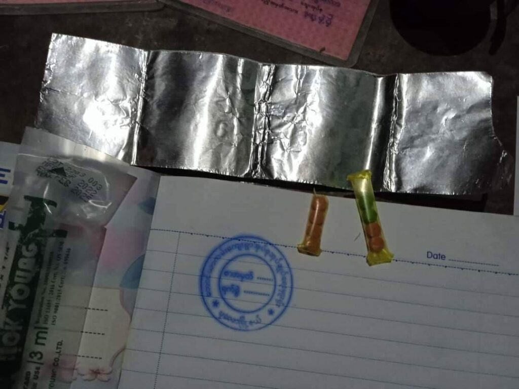 (ပျူလည်းဖြစ် ၊စစ်ကောင်စီခန့်အုပ်ကြီးလည်းဖြစ်သောမောင်ယုနှင့် ၎င်းထံမှသိမ်းဆည်းရမိသောပစ္စည်းများ။ ဓါတ်ပုံ-PPDF)