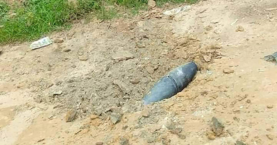 သြဂုတ် ၂၈ ရက်တွင်စစ်​ကောင်စီတပ်ကပစ်ခတ်​သေလက်နက်ကြီးကျည်ဘင်္ဂလားဒေ့ရှ် နယ်စပ်တွင်ကျ​ရောက်ပြီး မ​ပေါက်ကွဲခဲ့​သောကျည်တစ်လုံး ။ ဓါတ်ပုံ-File Photo