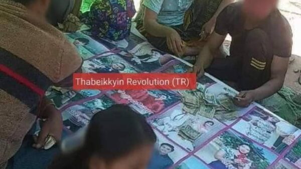 သပိတ်ကျင်းမြို့နယ်ရှိ မင်းသား၊မင်းသမီးပုံဖြင့်ကစားရသည့် လောင်းကစားဝိုင်းတစ်ခုအား တွေ့ရစဥ်။ ဓာတ်ပုံ-Thabeikkyin Revolution(TR)