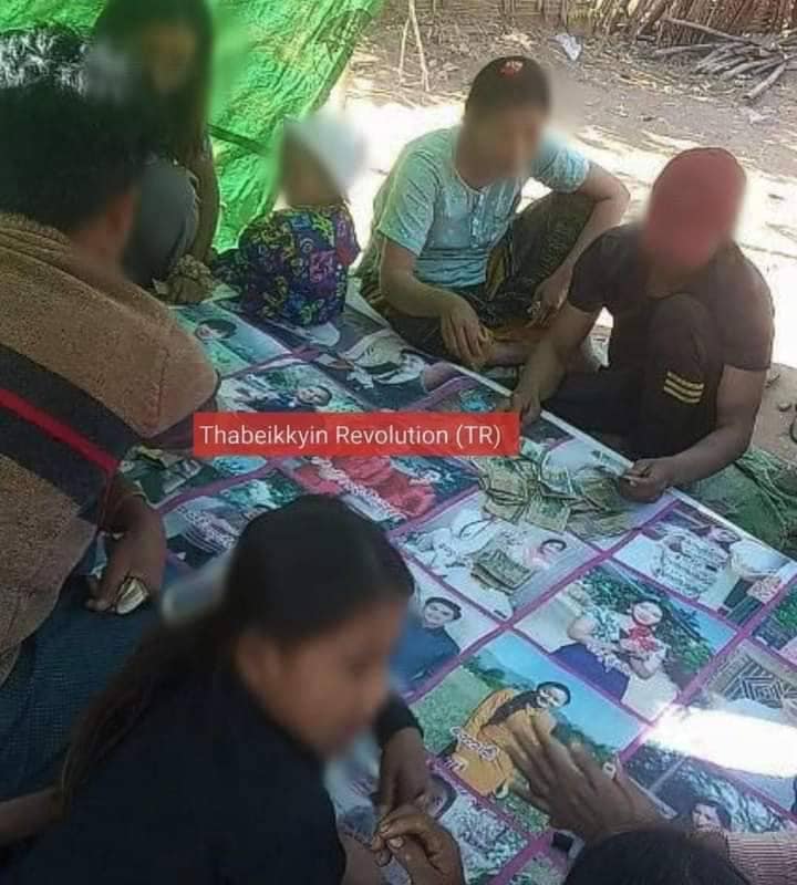သပိတ်ကျင်းမြို့နယ်ရှိ မင်းသား၊မင်းသမီးပုံဖြင့်ကစားရသည့် လောင်းကစားဝိုင်းတစ်ခုအား တွေ့ရစဥ်။ ဓာတ်ပုံ-Thabeikkyin Revolution(TR)