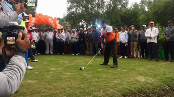 (ယခင်က Monywa Golf Club တွင် ဂေါက်ရိုက်နေကြသည့် အရာရှိများအား တွေ့ရစဥ်။ဓာတ်ပုံ-Monywa Golf Club/ ပုံအဟောင်းကို အသုံးပြုထားပါသည်)