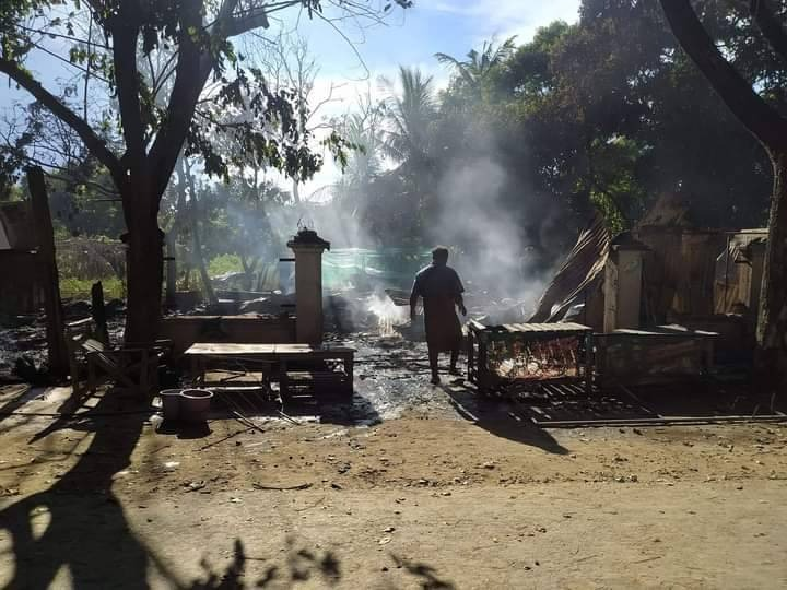 (မီးရှို့ဖျက်ဆီးခံရသော နေအိမ်များအား တွေ့ရစဥ်။ဓာတ်ပုံ - မုံရွာ - အမြင့်လမ်းသတင်းမှန်ပြန်ကြားရေး)