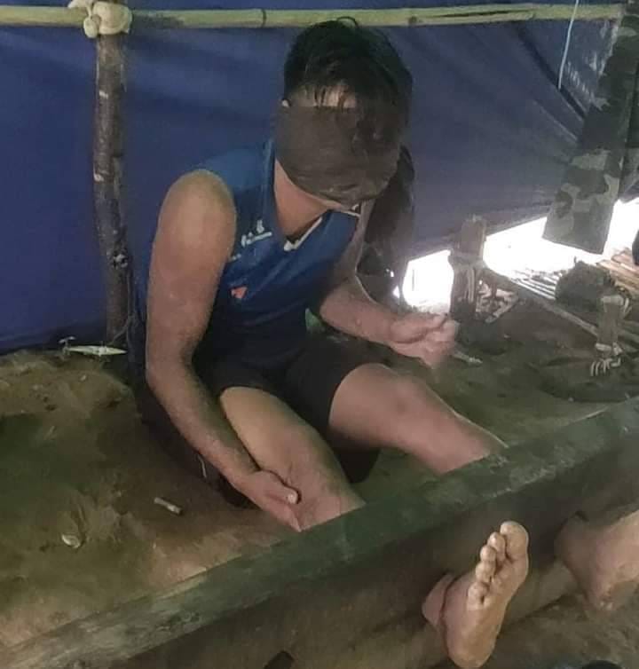 (မုံရွာမြို့နယ်အတွင်း လူသတ်မှုနှင့် မုဒိမ်းမှုများကျူးလွန်ထားသူတစ်ဦးကို ဒေသကာကွယ်ရေးတပ်ဖွဲ့ PDF များက ဖမ်းဆီးအရေးယူထားစဥ်။ ။ဓါတ်ပုံ-Chindwin Attack Force)